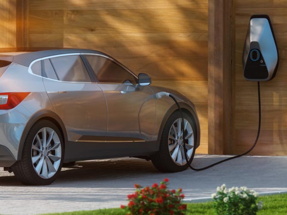 Peut-on recharger une voiture électrique avec un panneau solaire