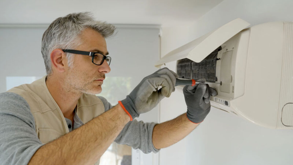 How to] Comment et pourquoi nettoyer la pompe à condensat d'un climatiseur  ?