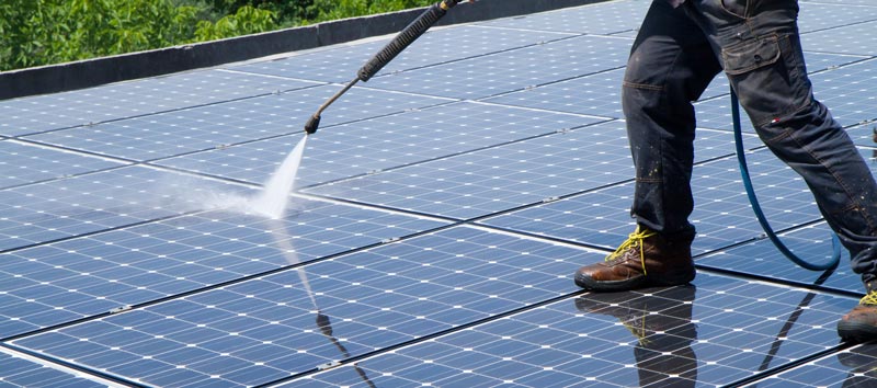 Optimiser le rendement des panneaux solaires avec l'entretien