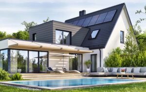 Maison avec panneaux solaires et piscine
