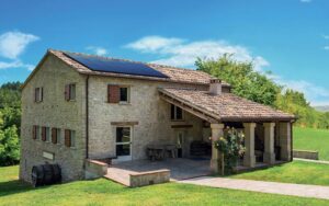Maison secondaire avec panneaux solaires