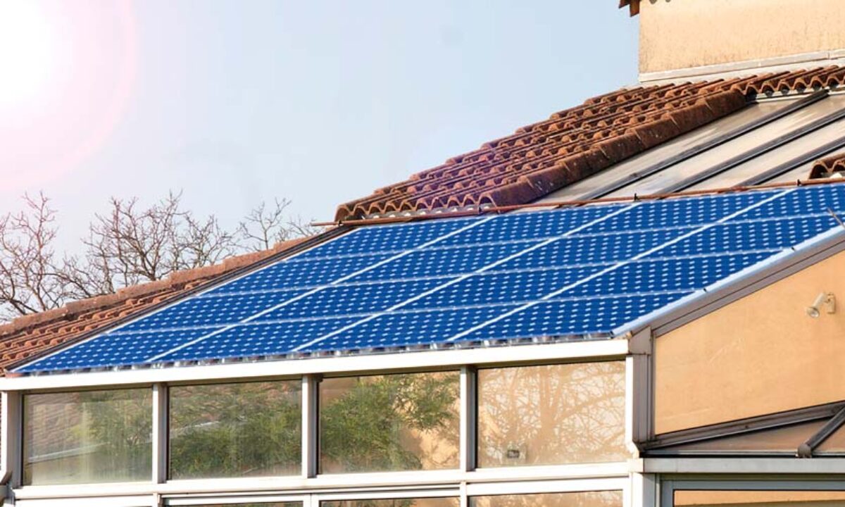 https://6nergies.fr/wp-content/uploads/2022/07/panneaux-solaires-veranda-1200x720.jpg