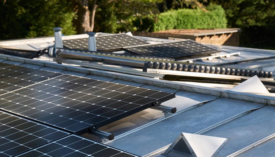 Panneaux solaires Sunpower installés sur un toit